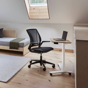 Ergonominen työtuoli World LM Humanscalelta verkkoistuimella
