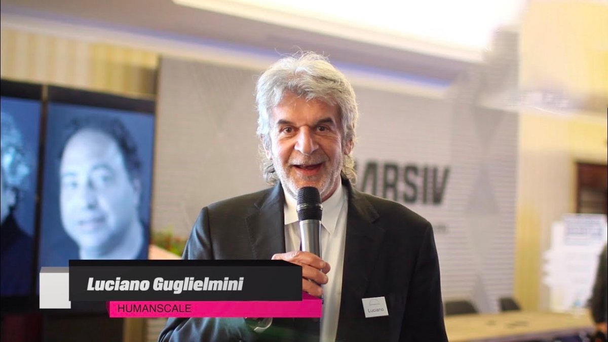 Humanscalen Luciano Guglielmini puhuu mikrofoniin tapahtumassa