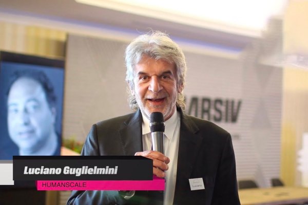 Humanscalen Luciano Guglielmini puhuu mikrofoniin tapahtumassa