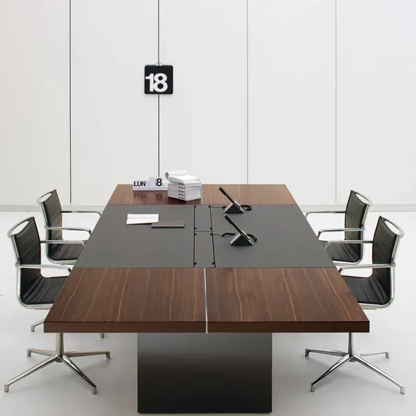 Neuvotteluhuone Archiutti Float Office -pöydällä ja integroidulla johdotuksella