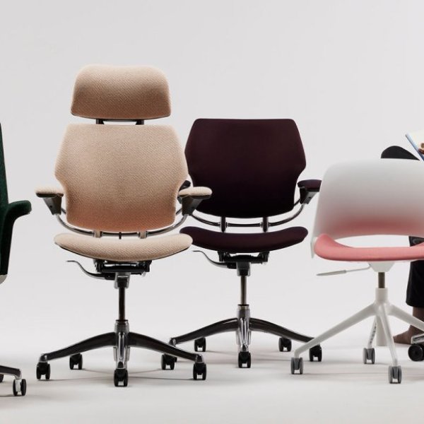 Ergonominen Humanscale-työpiste toimistossa