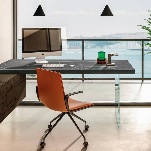Modulaarisia LAGO-kalusteita designtoimistossa