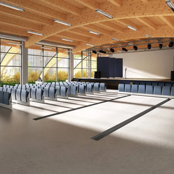 Lamm istuimet puupintaisessa suomalaisessa auditoriossa